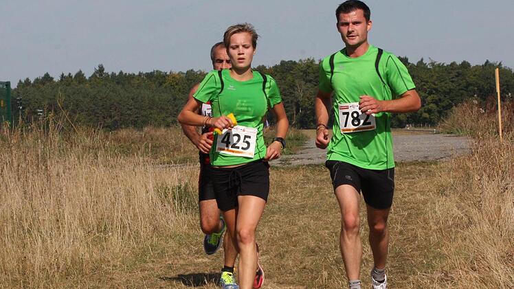 Anna Keller (425) vom TV/DJK Hammelburg  hatte Spaß in Rannungen. An der Seite von Freund Andreas Roth (782) lief sie in flotten 41:05 Minuten zum Sieg über zehn Kilometer.  Fotos: Reinhold Nürnberger