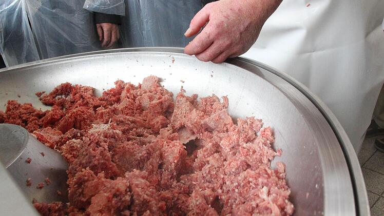 Das Fleisch wird im Kutter gemengt.