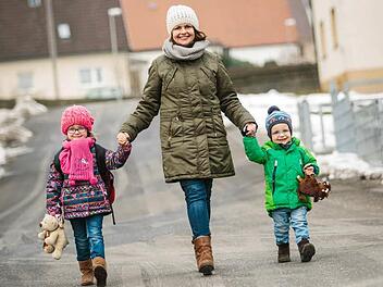Sonja Müller hat ihre Kinder Magdalena (4 Jahre, links) und Jakob (2) gerade vom Kindergarten abgeholt. Das Trio steht symbolisch für die ordentlichen Geburtenzahlen Pressigs. Es waren 2014 mehr als 2004. Die Bevölkerungsstatistik ist leider unvollständig.  Foto: Hendrik Steffens