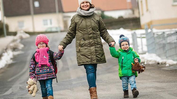 Sonja Müller hat ihre Kinder Magdalena (4 Jahre, links) und Jakob (2) gerade vom Kindergarten abgeholt. Das Trio steht symbolisch für die ordentlichen Geburtenzahlen Pressigs. Es waren 2014 mehr als 2004. Die Bevölkerungsstatistik ist leider unvollständig.  Foto: Hendrik Steffens