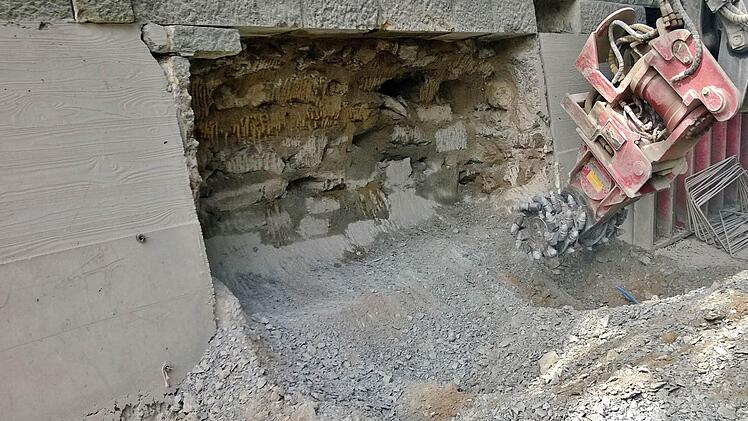 Die beidseitigen Stützmauern wurden mit einem ein Meter hohen Stahlbetonfundament unterfangen. Foto: Staatliches Bauamt