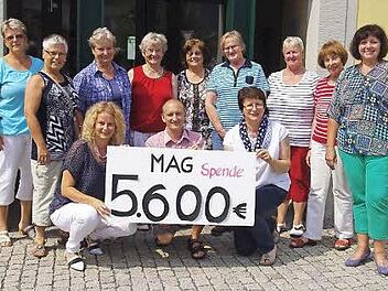 Über die Spende freuen sich (vorne, von links) Katja Neubauer, Claus Lindig und Hannelore Schwab. Mit im Bild einige MAG-Mitglieder mit ihrer Sprecherin Karin Weber (Zweite von links) und Zweiter Bürgermeisterin Eva Jahn (rechts). Foto: Heike Schülein