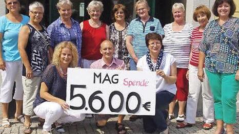 Über die Spende freuen sich (vorne, von links) Katja Neubauer, Claus Lindig und Hannelore Schwab. Mit im Bild einige MAG-Mitglieder mit ihrer Sprecherin Karin Weber (Zweite von links) und Zweiter Bürgermeisterin Eva Jahn (rechts). Foto: Heike Schülein