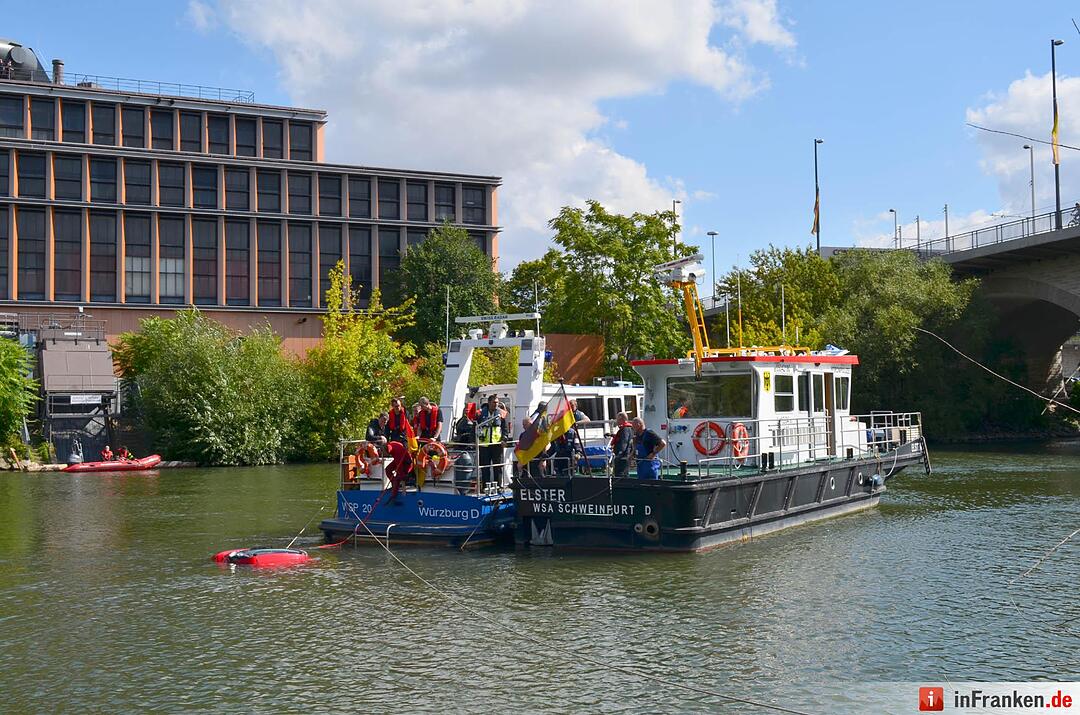 Auto geht im Main in Würzburg unter