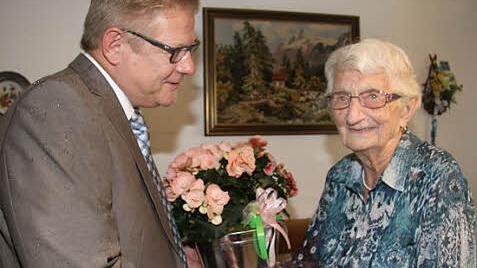 Margarete Borrmann freute sich über den Besuch von Frank Wilzok. Beide verabredeten sich gleich fürs nächste Jahr.  Foto: Sonny Adam