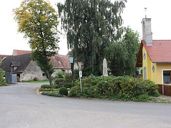 Es gibt viel zu tun in Decheldorf. Im Bild der Ortsmittelpunkt und die  Straße  in Richtung Albach (Vorfahrtsstraße)