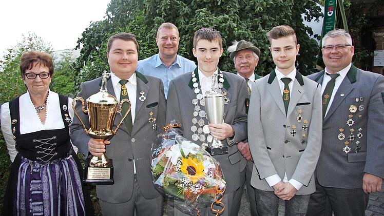 Jungkönig mit Regenten und Pokalgewinnern (von links): Zita Berghold, der Gewinner des Ferdinand-Ramster-Pokals und 1. Jungritter Nico Steiner, Bürgermeister Michael Keilich, Jungschützenkönig Alexander Heubner, Schützenmeister Dieter Hummel, Philip Steiner und Bastian Angermüller