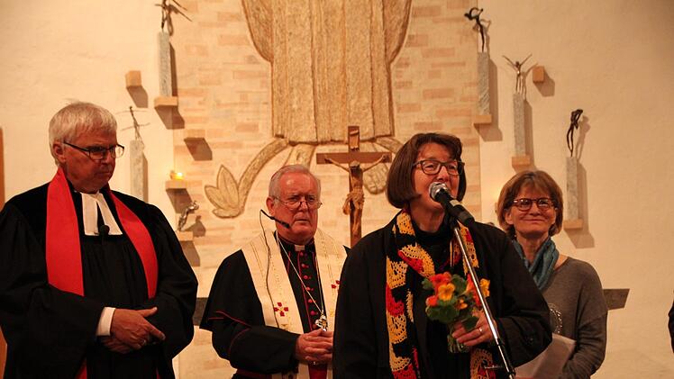 Viele ehrenamtliche Unterstützer der Kunstaktion drückten ihren Dank aus. Foto: Ulrike Müller