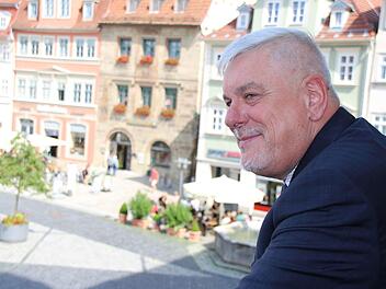 Nach der Pressekonferenz schnappte OB Norbert Tessmer auf dem Rathausbalkon frische Luft.Foto: Oliver Schmidt