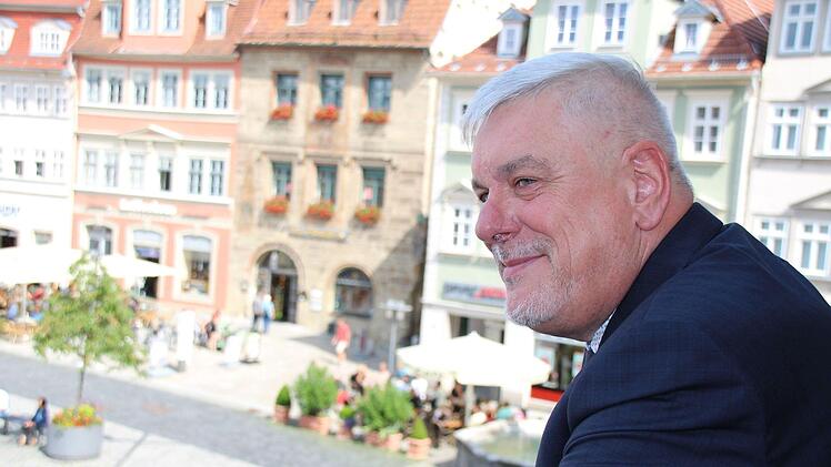 Nach der Pressekonferenz schnappte OB Norbert Tessmer auf dem Rathausbalkon frische Luft.Foto: Oliver Schmidt