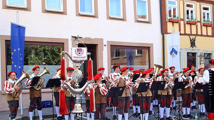 Das Jugendblasorchester spielte für die Gäste aus Stenay  bei der Begrüßung am Freitag auf dem Marktplatz (unser Bild) und gab für sie am Sonntag auf dem Anger ein Konzert. Foto: Dieter Britz