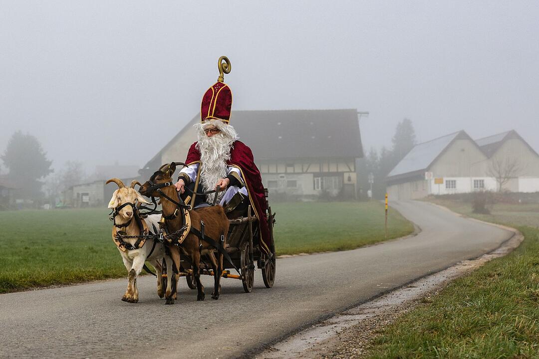 Nikolaus ist zu einer Adventsfeier unterwegs