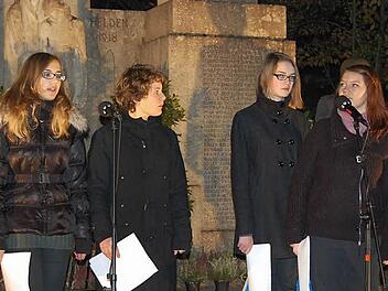 Vier Schülerinnen des Meranier-Gymnasiums gestalteten die Mahnfeier einmal anders (von links): Susan Zander, Rebekka Gründel, Emma Maier und Jasmin Wölfel. Foto: Andreas Welz