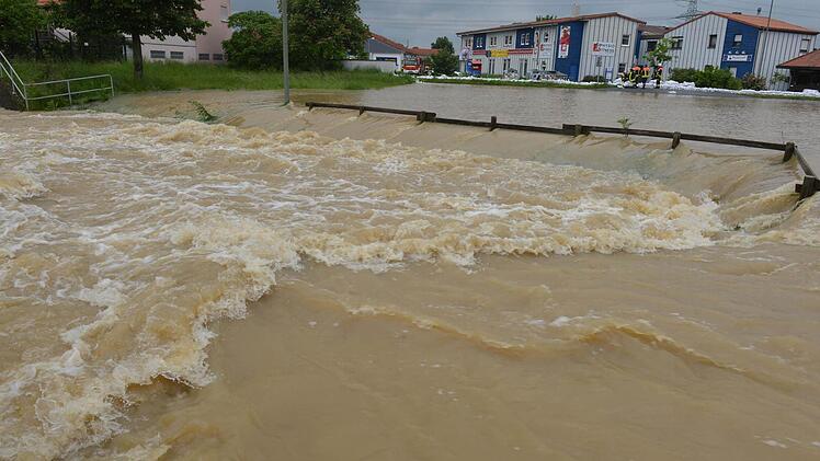In Hallstadt war der Sportplatz komplett überflutet. Ob er es gut überstanden hat, wird sich erst zeigen, wenn es trockner wird.