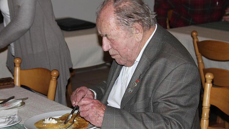 Georg Wagner erinnerte an frühere Zeiten und ließ sich seine "Baggers" schmecken. Fotos: Ralf Kestel