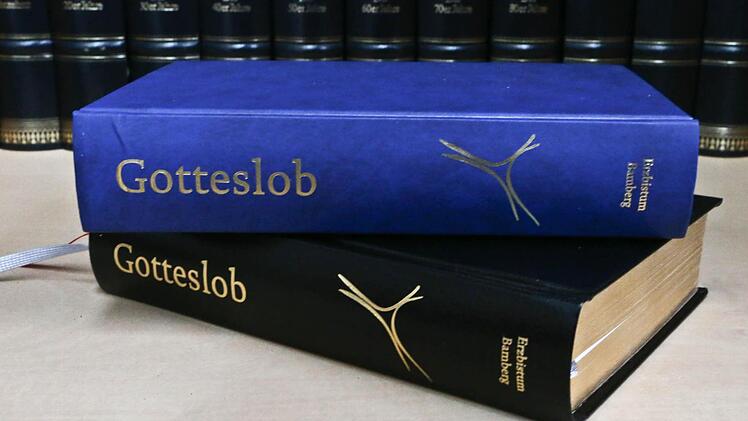 Die Gebetbücher gibt es in verschiedenen Ausgaben. Foto: Matthias Hoch