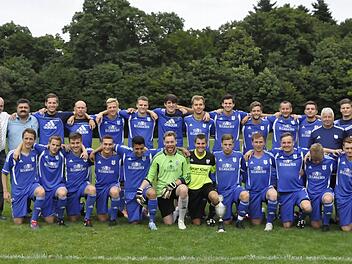 Stadtmeister 2014 ist der TSV Münnerstadt (vorne, von links): Niklas Markart, Philipp Müller, Tobias Kröckel, Andreas Kraus, Ahmet Coprak, Ardian Mataj, Johannes Wolf, Denny Mangold, Fabian May, Kai Thomann, Dominik Fiedler, Kevin Mangold sowie (hinten, von links) 2. Bürgermeister Micheal Kastl, Sportreferent Georg Hoymann, Trainer Adrian Gahn, Sportleiter Manfred Back, Stefan Nöthling, Thomas Merkle, Daniel Vielwerth, Johannes Kanz, Christoph Krell, Hans-Christian Schmitt, Michael Knysak, An...