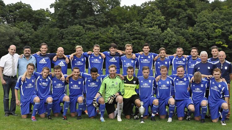 Stadtmeister 2014 ist der TSV Münnerstadt (vorne, von links): Niklas Markart, Philipp Müller, Tobias Kröckel, Andreas Kraus, Ahmet Coprak, Ardian Mataj, Johannes Wolf, Denny Mangold, Fabian May, Kai Thomann, Dominik Fiedler, Kevin Mangold sowie (hinten, von links) 2. Bürgermeister Micheal Kastl, Sportreferent Georg Hoymann, Trainer Adrian Gahn, Sportleiter Manfred Back, Stefan Nöthling, Thomas Merkle, Daniel Vielwerth, Johannes Kanz, Christoph Krell, Hans-Christian Schmitt, Michael Knysak, An...