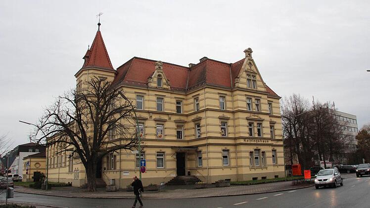 Einige Wohnungen und eine Tanzschule befinden sich aktuell im Kolpinghaus. Noch in diesem Quartal will Oberbürgermeister Franz Stumpf einen Ideenwettbewerb starten, um die Umgestaltung des Hauses zum Kulturzentrum voranzutreiben. Foto: Roepert