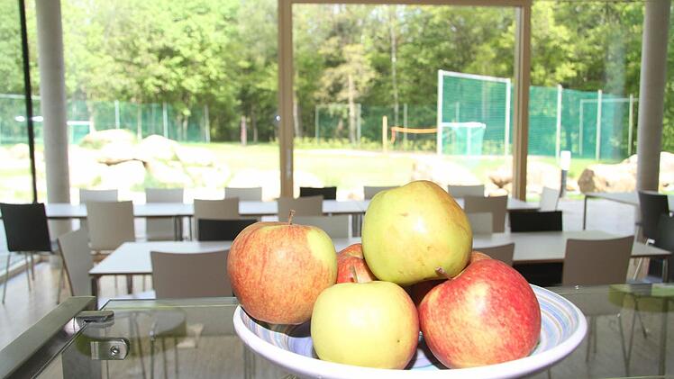 Der Essensraum ist hell und freundlich. Die großen Schiebetüren können im Sommer geöffnet werden.