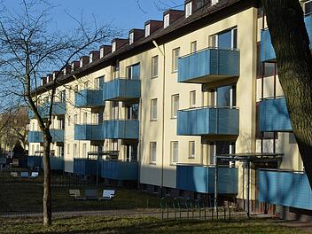 Blaue Balkone im Bamberger Osten - die Zukunftsperspektive des so genannten Balkanzentrums ist unsicher geworden.  Foto: Ronald Rinklef