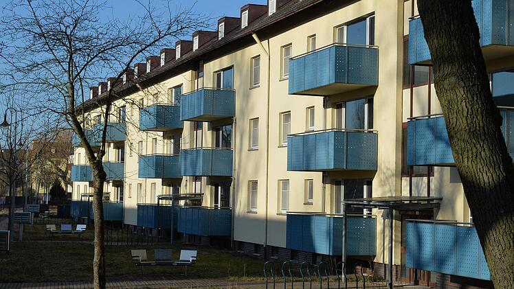 Blaue Balkone im Bamberger Osten - die Zukunftsperspektive des so genannten Balkanzentrums ist unsicher geworden.  Foto: Ronald Rinklef