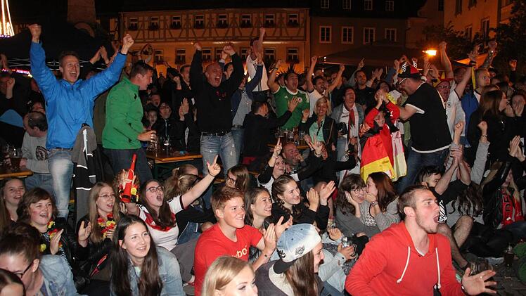 Impressionen vom Public Viewing auf dem Kulmbacher Marktplatz Foto: Stephan Stöckel