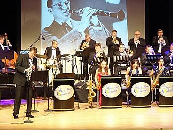 Hörens- und sehenswert zugleich ist das Blue Moon Orchestra bei seinen Auftritten. Am 26. Dezember ist es wieder in Kronach.  Foto: Klaus Hannweber