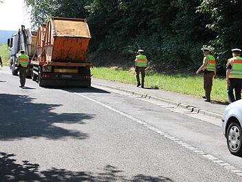 Dem Schwerverkehr wurde auf der Maut-Ausweichstrecke zwischen Bad Neustadt und Breitengüßbach wieder ein besonderes Augenmerk geschenkt. Fotos: Ralf Kestel
