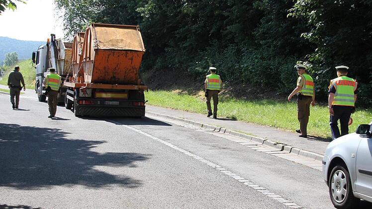Dem Schwerverkehr wurde auf der Maut-Ausweichstrecke zwischen Bad Neustadt und Breitengüßbach wieder ein besonderes Augenmerk geschenkt. Fotos: Ralf Kestel