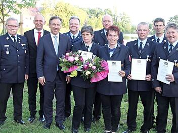 Ehrungen bei der Feuerwehr; im Bild (von links) Kreisbrandmeister Wilhelm Oed, Bürgermeister Heinrich Süß, Landrat Alexander Tritthart, Manfred Grötzner, Sanda Schmidt, Robert Schorr, Michaela Hertlein, Reinhold Hertlein, Kreisbrandrat Matthias Rocca und Klaus Zink Foto: Richard Sänger