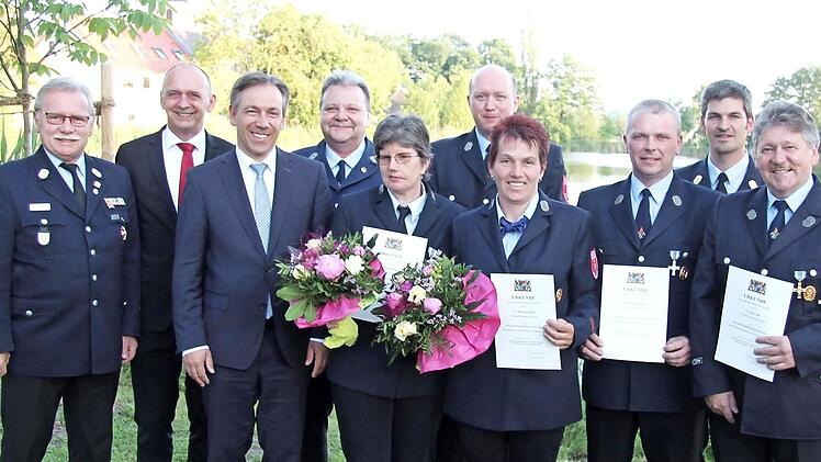 Ehrungen bei der Feuerwehr; im Bild (von links) Kreisbrandmeister Wilhelm Oed, Bürgermeister Heinrich Süß, Landrat Alexander Tritthart, Manfred Grötzner, Sanda Schmidt, Robert Schorr, Michaela Hertlein, Reinhold Hertlein, Kreisbrandrat Matthias Rocca und Klaus Zink Foto: Richard Sänger