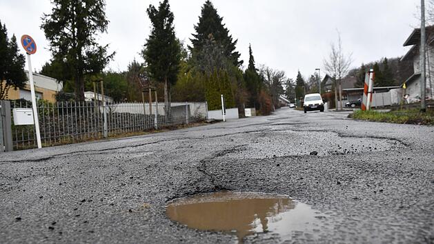 Anlieger sehen sich ohne Vorwarnung mit Erschließungskosten in Millionenhöhe konfrontiert: die obere St.-Getreu-Straße.  Foto: Ronald Rinklef
