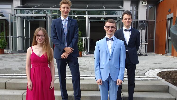 Die vier Jahrgangsbesten (von links): Laura Heidner, Thomas Kornalik, Maximilian Bechtel, Andreas Saffer Foto: Julia Schwab