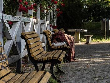 Obdachloser mit Waffe und Drogen auf Parkbank in Bad Kissingen entdeckt Obdachloser mit Waffe und Drogen auf Parkbank in Bad Kissingen entdeckt