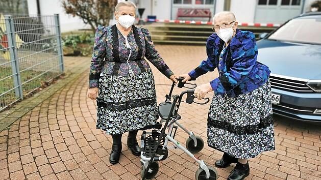 Auch Katarina Roth (l.) und Katharina Kraft nahmen das Angebot an, sich in der Heimatgemeinde Leutenbach vor dem Coronavirus impfen zu lassen.