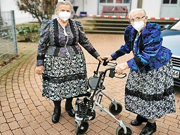 Auch Katarina Roth (l.) und Katharina Kraft nahmen das Angebot an, sich in der Heimatgemeinde Leutenbach vor dem Coronavirus impfen zu lassen.