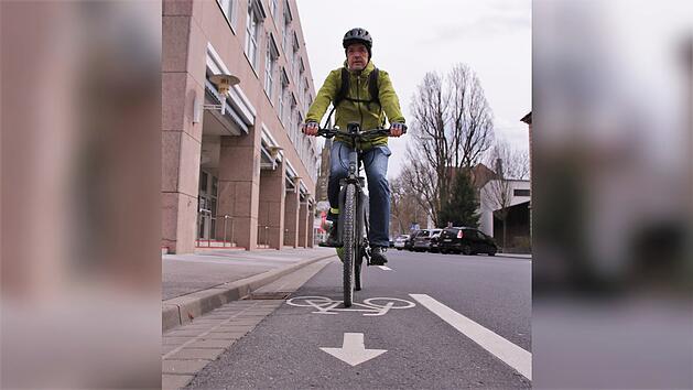 Wolfgang Hofmann erledigt seine Besorgungen in der Stadt  mit dem Rad.