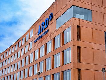 ARD und Co. können aufatmen: Das Bundesverwaltungsgericht in Leipzig hat extrem hohe Hürden bezüglich einer Klage gegen die Rundfunkgebühren festgelegt.