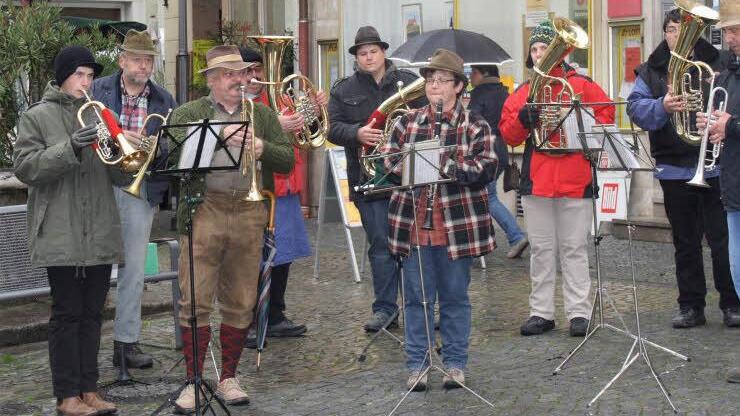 Die Fahrer Musikanten trotzten dem schlechten Wetter  und sorgten beim Weinherbst für Stimmung.
