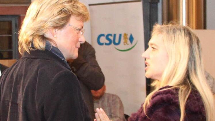 Zeit für ein Gespräch: MdEP Monika Hohlmeier und Staatssekretärin Melanie Huml (rechts).