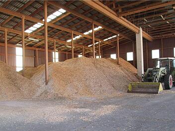 Gleich zum Jahresbeginn wird die Heizung der Volksschule in Untersteinbach umgebaut. 500 Kubikmeter Hackschnitzel liegen bereits auf Halde, um künftig für wohlige Wärme zu sorgen.  Fotos: Sabine Weinbeer