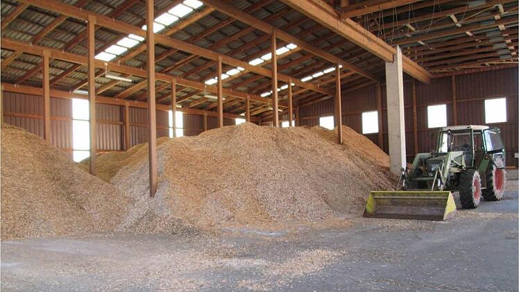 Gleich zum Jahresbeginn wird die Heizung der Volksschule in Untersteinbach umgebaut. 500 Kubikmeter Hackschnitzel liegen bereits auf Halde, um künftig für wohlige Wärme zu sorgen.  Fotos: Sabine Weinbeer
