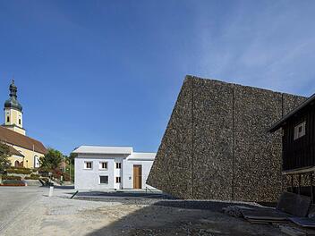 Die Blaibacher Konzerthalle: Die Granitfassade verweist auf die Steinhauer-Tradition im Bayerischen Wald. Eine Architekturzeitschrift bezeichnete den Baukörper als "Meteorit der Hochkultur". Foto: Architekturbüro Haimerl, München