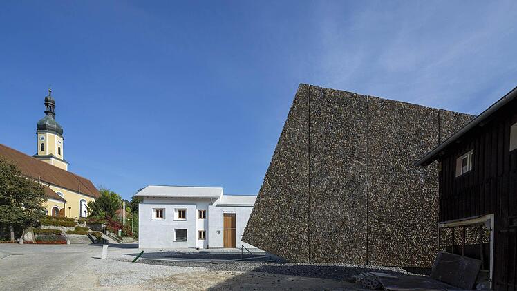 Die Blaibacher Konzerthalle: Die Granitfassade verweist auf die Steinhauer-Tradition im Bayerischen Wald. Eine Architekturzeitschrift bezeichnete den Baukörper als "Meteorit der Hochkultur". Foto: Architekturbüro Haimerl, München