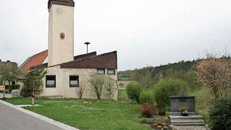 Auf der Grünfläche rechts vom Feuerwehrhaus wäre ein Anbau möglich. Das Kriegerdenkmal müsste in diesem Fall versetzt werden. Foto: Seeger