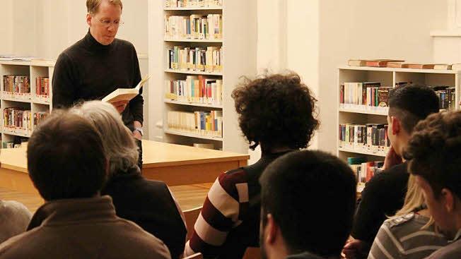 Christoph Poschenrieder trägt den Jugendlichen aus seinem Werk vor.  Foto: Stella Madlener