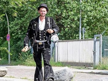 Ein Handwerker auf der Walz bekommt in der Regel Geld von den Kommunen.  Foto: Axel Heimken,dpa