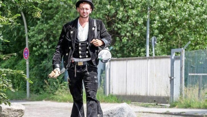 Ein Handwerker auf der Walz bekommt in der Regel Geld von den Kommunen.  Foto: Axel Heimken,dpa