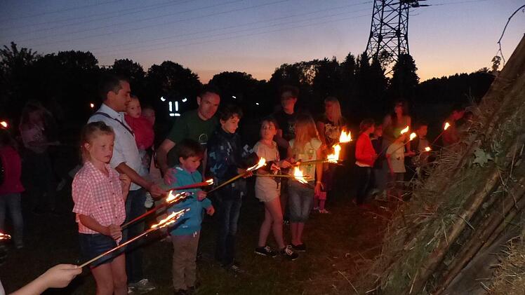 In Neuensorg durften die Kinder den Holzstapel des Johannisfeuers entzünden.  Foto: Klaus-Peter Wulf